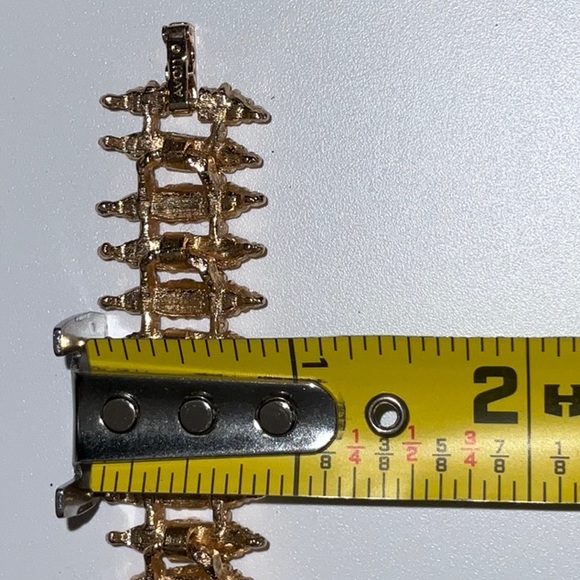 Avon 1972 Starflower Textured Sculptural Modernist Gold Toned Metal Bracelet - Picture 6 of 11